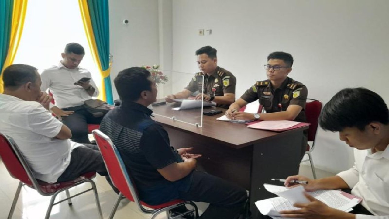 Pemeriksaan salah satu tersangka atas dugaan tindak pidana korupsi oleh penyidik Kejari Merangin, Jambi,Selasa (7/3/23).(ANTARA/HO/Penkum Kejati Jambi)