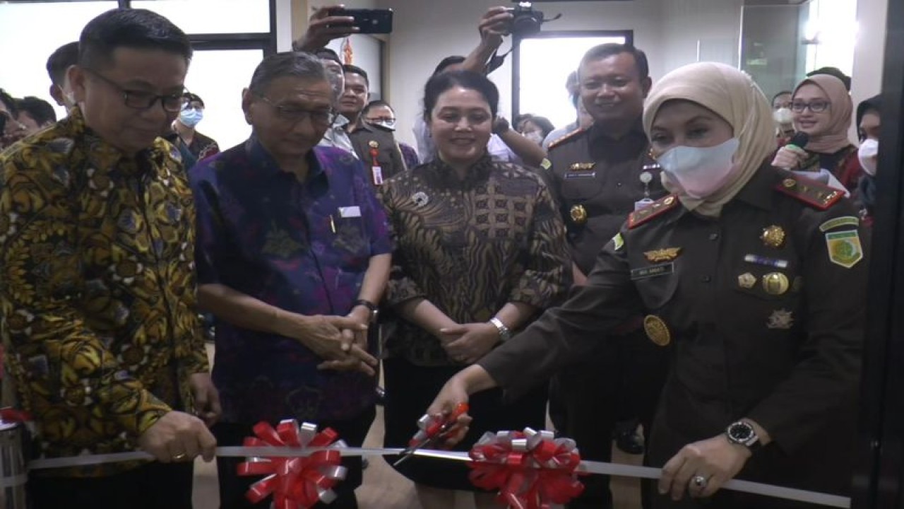 Kajati Jatim Mia Amiati (kanan) meresmikan Rumah Keadilan Restoratif yang ke- 950 di Kampus Universitas Surabaya, Senin (13/3/2023). (ANTARA/Hanif Nashrullah)