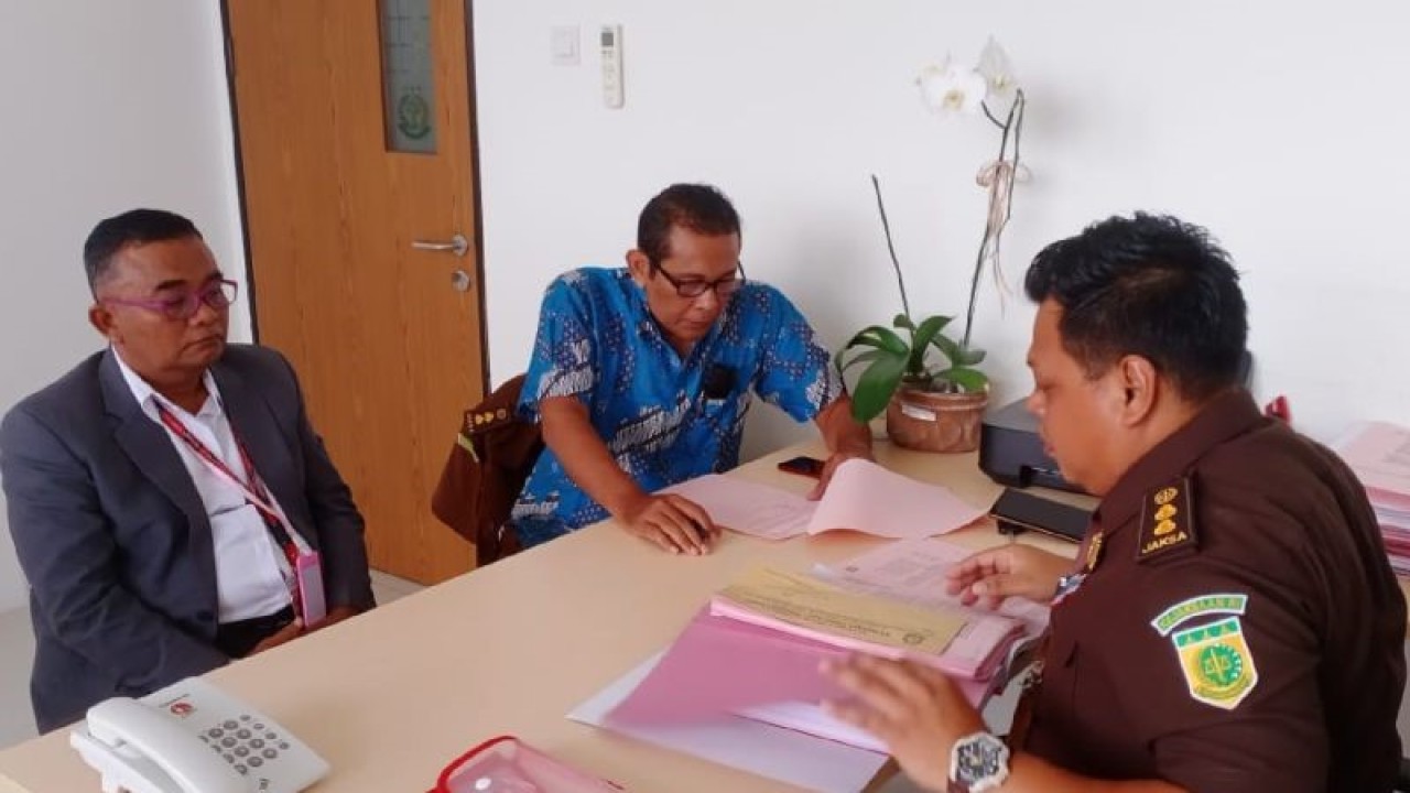 Jaksa memeriksa tersangka kasus penyalahgunaan kewenangan jabatan dengan memberikan janji kepada beberapa orang untuk masuk sebagai pegawai negeri berinisial EP (tengah) yang juga seorang jaksa fungsional dengan pendampingan penasihat hukum dalam proses tahap dua perkara di Kantor Kejati NTB, Mataram, Senin (20/3/2023). (ANTARA/HO-Kejati NTB)