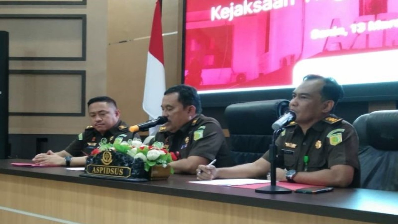 Kasipenkum Kejati Sultra Dody (kanan) dan Asisten Pidana Khusus (Apidsus) Kejati Sultra, Setiawan Kholiq (tengah) saat merilis kasus dugaan korupsi permintaan dan penerimaan sejumlah uang atau suap/grastifikasi terkait proses pemberian perizinan gerai Alfamidi/Alfamart yang menjerat Sekda Kota Kendari inisial RT, Senin (13/3/2023) (ANTARA/Harianto)