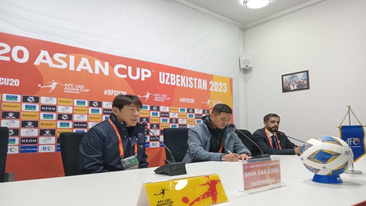 Pelatih timnas Indonesia U-20 Shin Tae Yong (kiri) menjawab pertanyaan para pewarta pada konferensi pers setelah pertandingan Grup A Piala Asia U-20 melawan Irak, yang dimainkan di Stadion Lokomotiv, Tashkent, Rabu (1/3/2023). (ANTARA/RAUF ADIPATI)