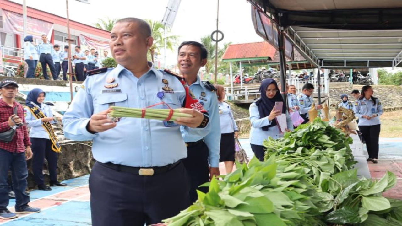 Kakanwil Kemenkumham Kalteng Hendra Ekaputra mengunjungi "One Day One Prison Product" di Lembaga Pemasyarakatan Kelas II B Muara Teweh. (ANTARA/HO-Kanwil Kemenkumham Kalteng)
