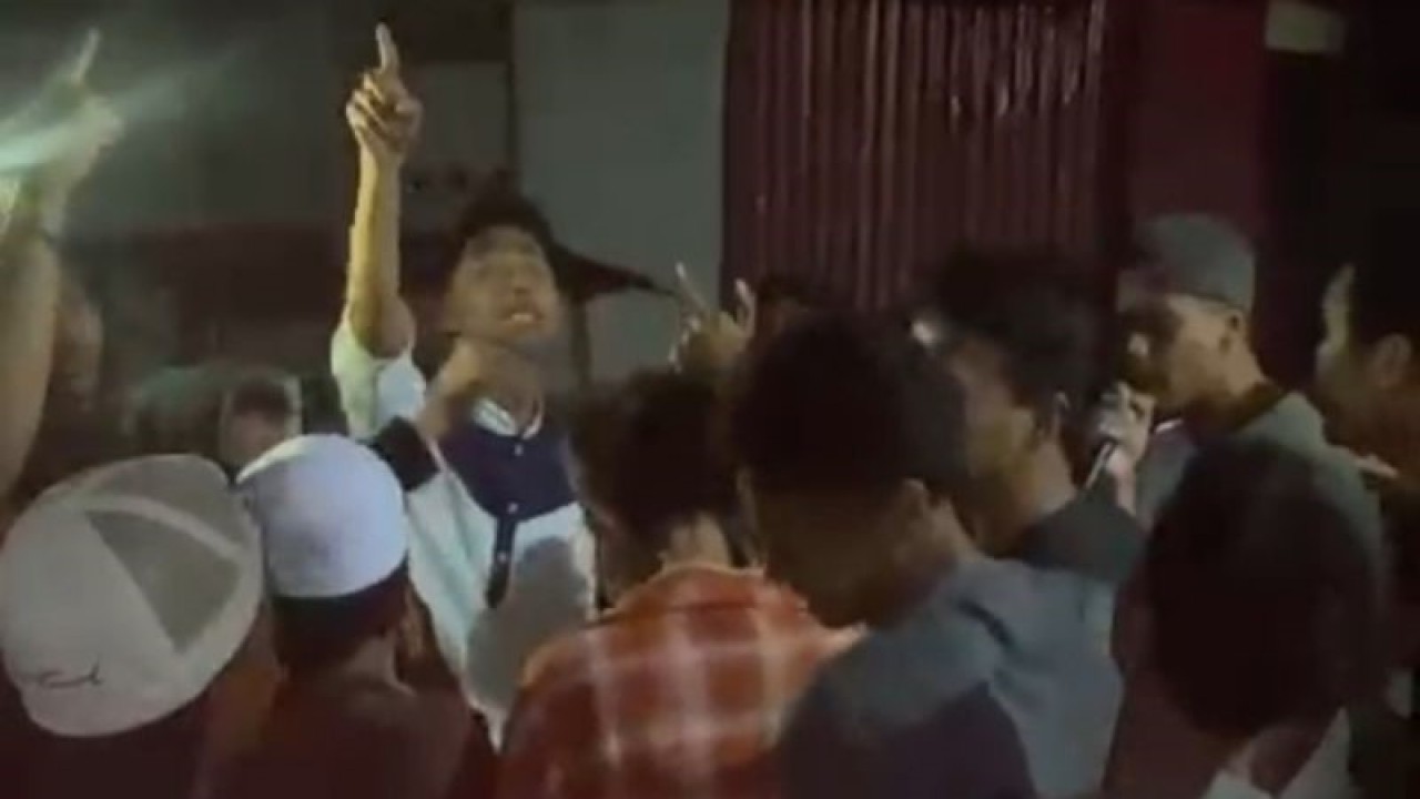 Sekelompok pemuda melantunkan syair untuk membangunkan warga sahur selama Ramadhan di daerah Baru Merah Kepala Air, Kota Ambon, Provinsi Maluku. (ANTARA/Dedy Azis)