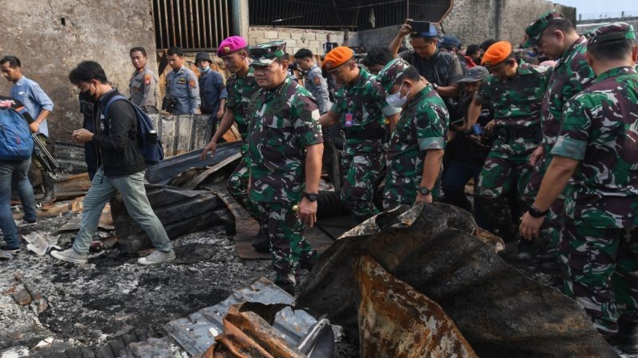 Dokumen - Panglima TNI Laksamana TNI Yudo Margono (ketiga kiri) beserta jajarannya meninjau lokasi permukiman yang terdampak kebakaran Depo Pertamina Plumpang di Jakarta Utara, Jakarta, Senin (6/3/2023). ANTARA FOTO/Aditya Pradana Putra/rwa. (ANTARA FOTO/ADITYA PRADANA PUTRA)