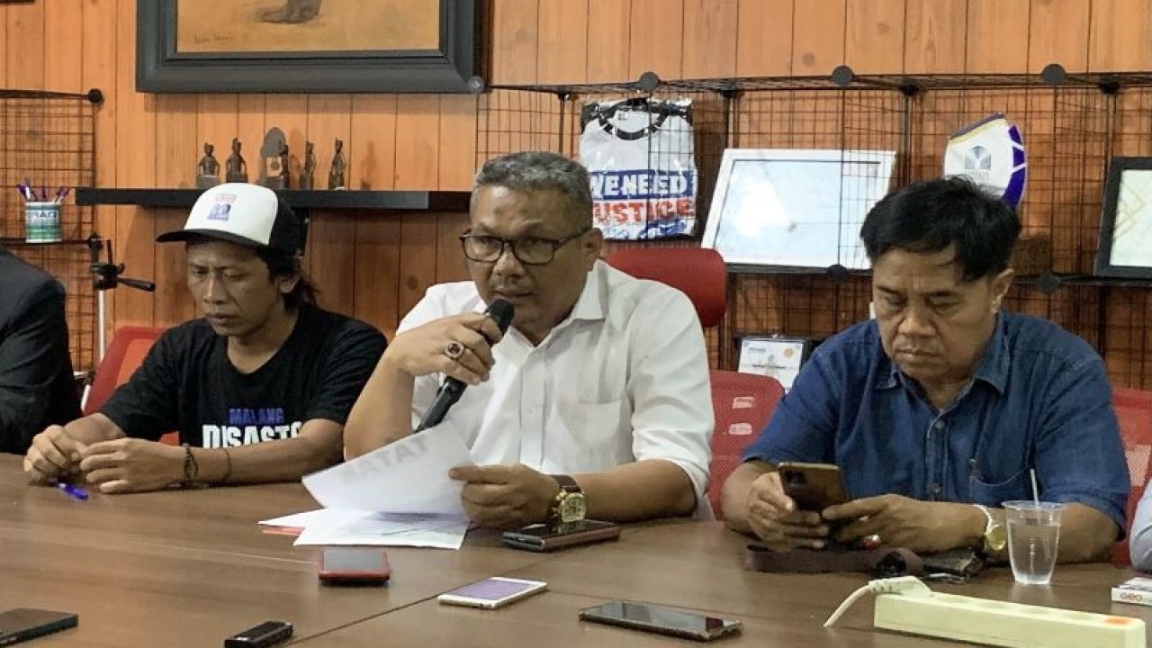 Foto arsip--Ketua Tim Advokasi Tragedi Kanjuruhan (Tatak) Imam Hidayat (tengah) pada saat memberikan keterangan kepada media di Kota Malang, Jawa Timur, Senin (16/1/2023). ANTARA/Vicki Febrianto