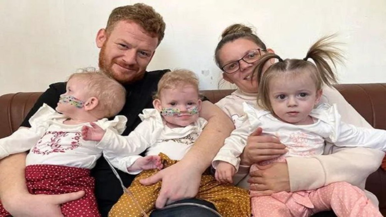 Trio saudara perempuan yang lahir dari orang tua Michaela White dan Jason Hopkins di Bristol, Inggris, dinobatkan sebagai kembar tiga paling prematur di dunia oleh Guinness World Records. (Guinness World Records)