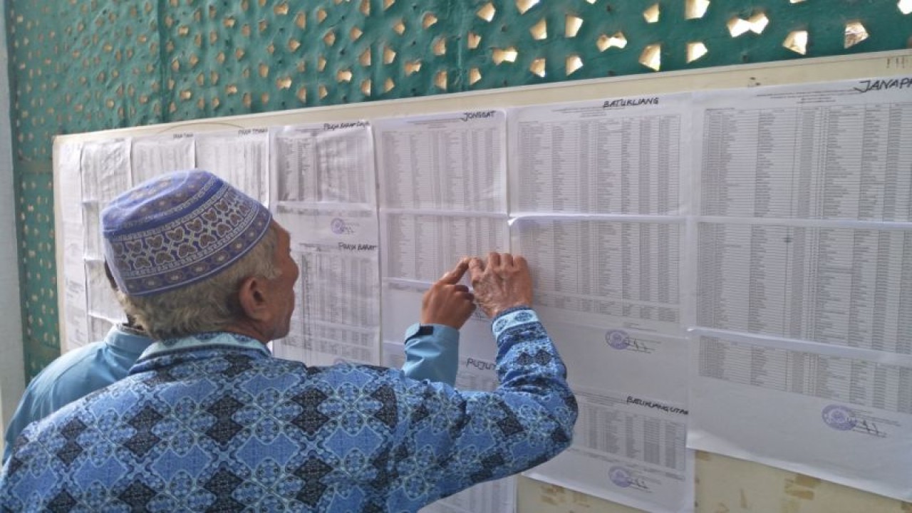 Warga saat mengecek namanya di daftar pemberangkatan haji 2023 di kantor Kementerian Agama Kabupaten Lombok Tengah, Nusa Tenggara Barat (ANTARA/Akhyar)