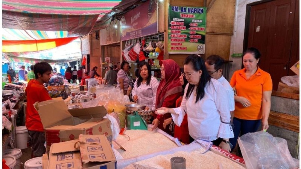 Kepala Kantor Kementerian Agama Kabupaten Minahasa Utara Dr Anneke M Purukan, saat meninjau bahan pokok, di Airmadidi, Kamis (23/3/2023). ANTARA/Nancy L Tigauw. (1)