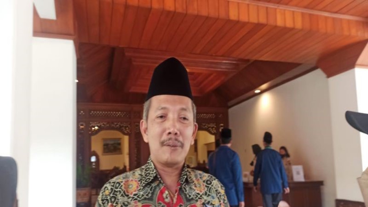 Kepala Kantor Kementerian Agama Kota Surakarta Hidayat Maskur saat memberikan keterangan kepada wartawan di Solo, Kamis (30/3/2023). ANTARA/Aris Wasita