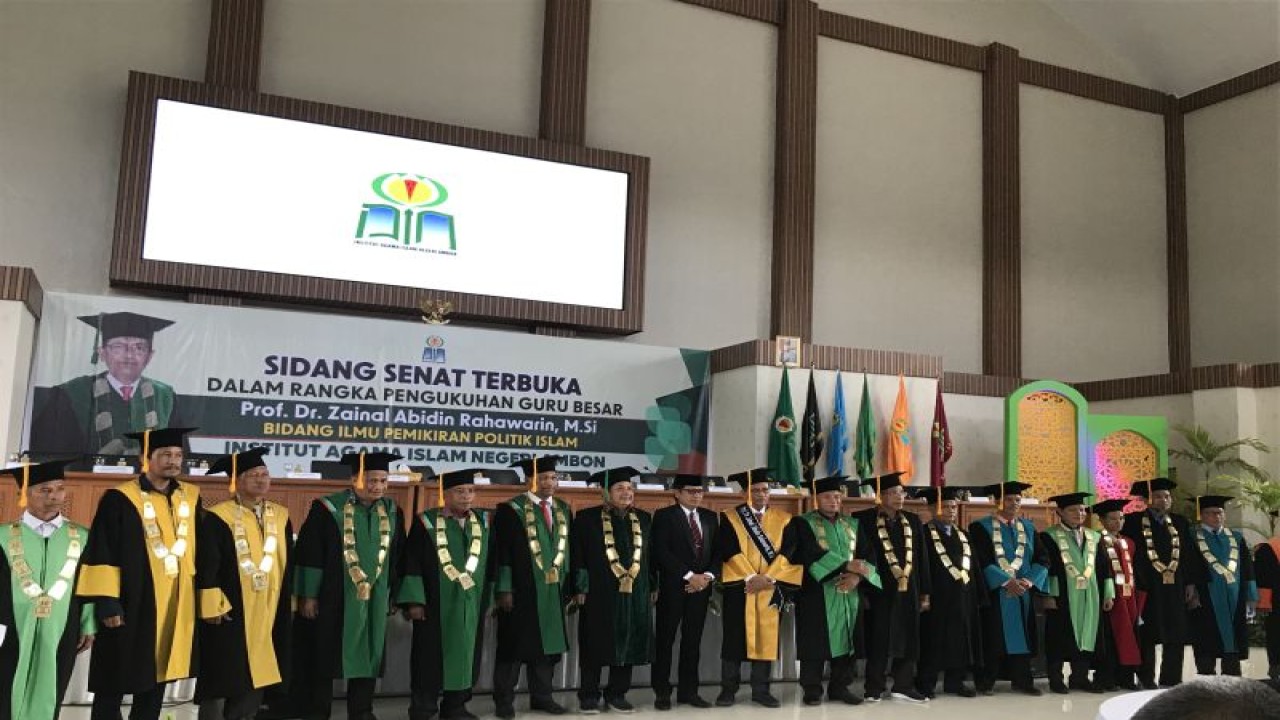 Foto bersama Rektor IAIN Ambon, Dirjen Pendis Kemenag RI, serta Forkopimda dan Pejabat lainnya. (ANTARA/Winda Herman)