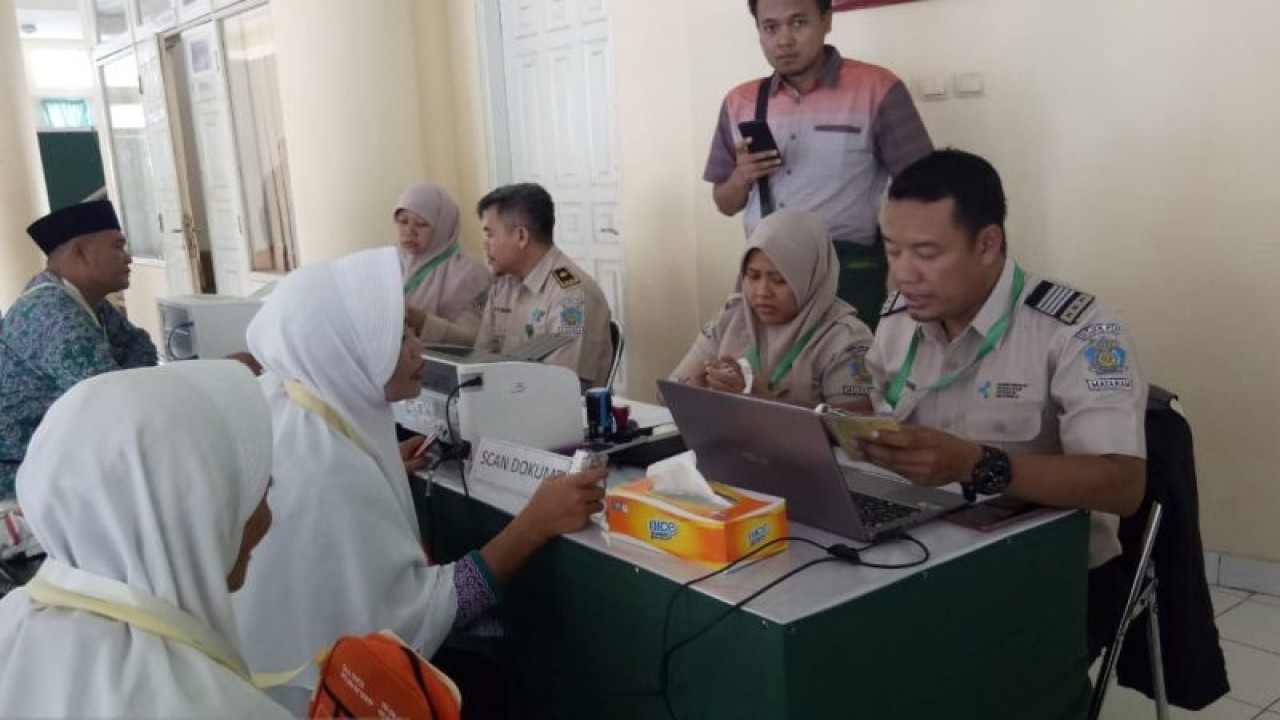 Ilustrasi - Sejumlah jemaah haji Embarkasi Lombok, Nusa Tenggara Barat (NTB) menjalani tes kesehatan oleh Tim Kesehatan di Asrama Haji NTB di Kota Mataram, sebelum diberangkatkan ke Tanah Suci, Makkah, Arab Saudi. ANTARA/Nur Imansyah