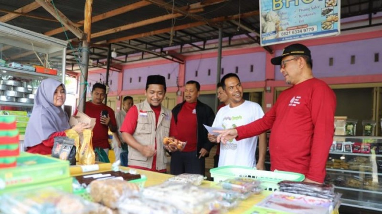 Satuan Tugas Halal Kantor Wilayah Kementerian Agama (Kemenag) Provinsi Aceh melakukan kampanye mandatory halal Lampisang, Aceh Besar, Sabtu (18/3/2023). (ANTARA/HO-Kemenag Aceh)