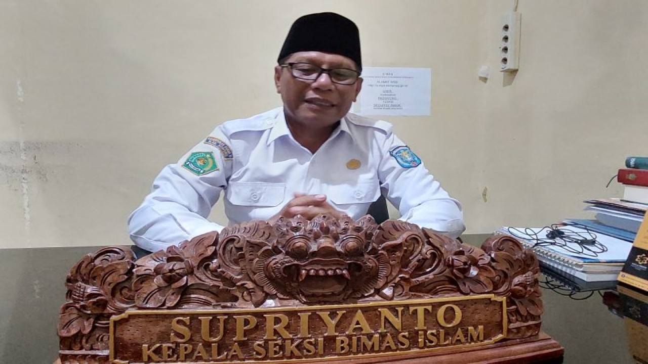 Kepala Seksi Bimas Islam Kemenag Kabupaten Sorong Supriyanto saat diwawancara media ini di Kantor Kementerian Agama Kabupaten Sorong, Senin (27/3) (ANTARA/Yuvensius Lasa Banafanu)