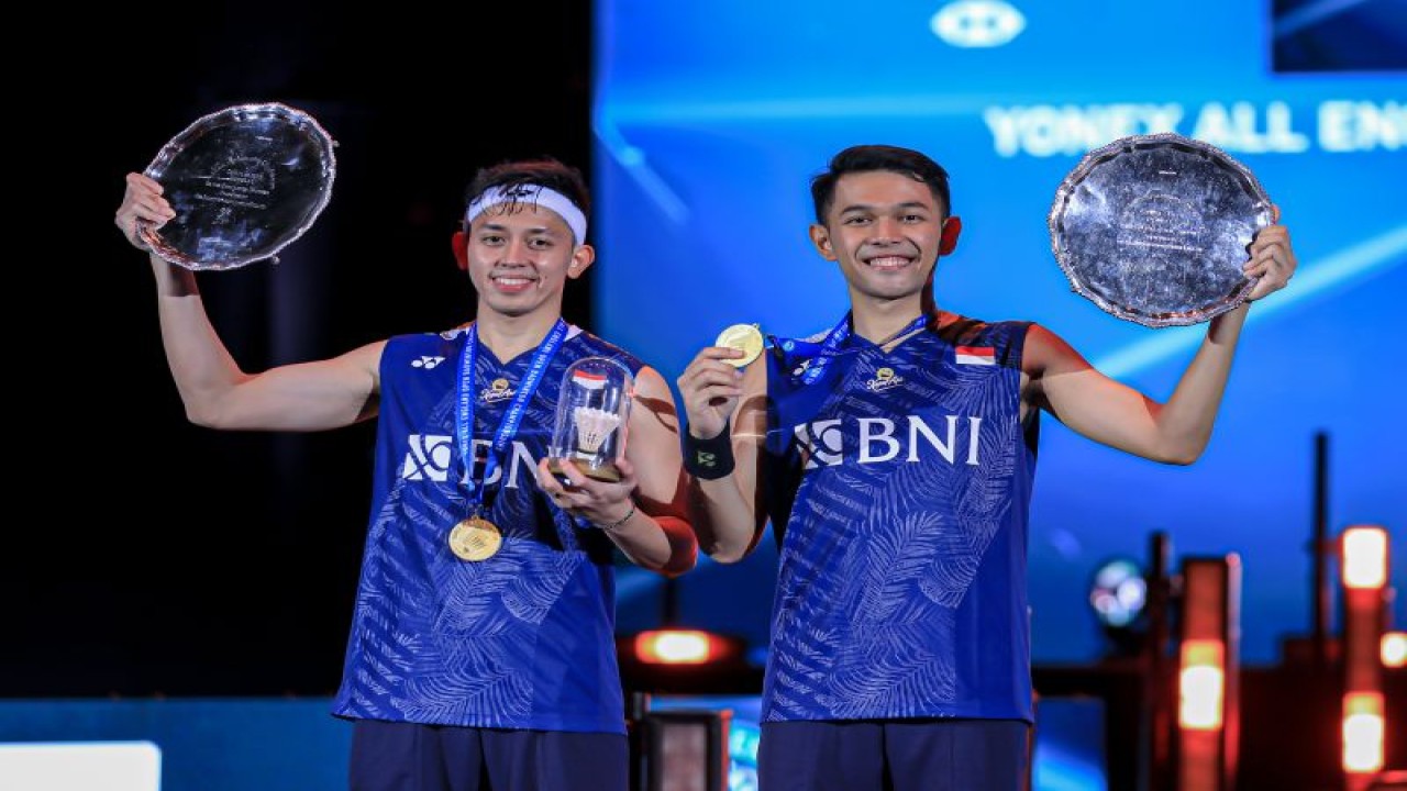 Ganda putra Fajar Alfian/Muhammad Rian Ardianto menjuarai All England 2023 setelah mengalahkan Hendra Setiawan/Mohammad Ahsan pada babak final yang berlangsung di Birmingham, Inggris, Minggu. (ANTARA/HO-PP PBSI)