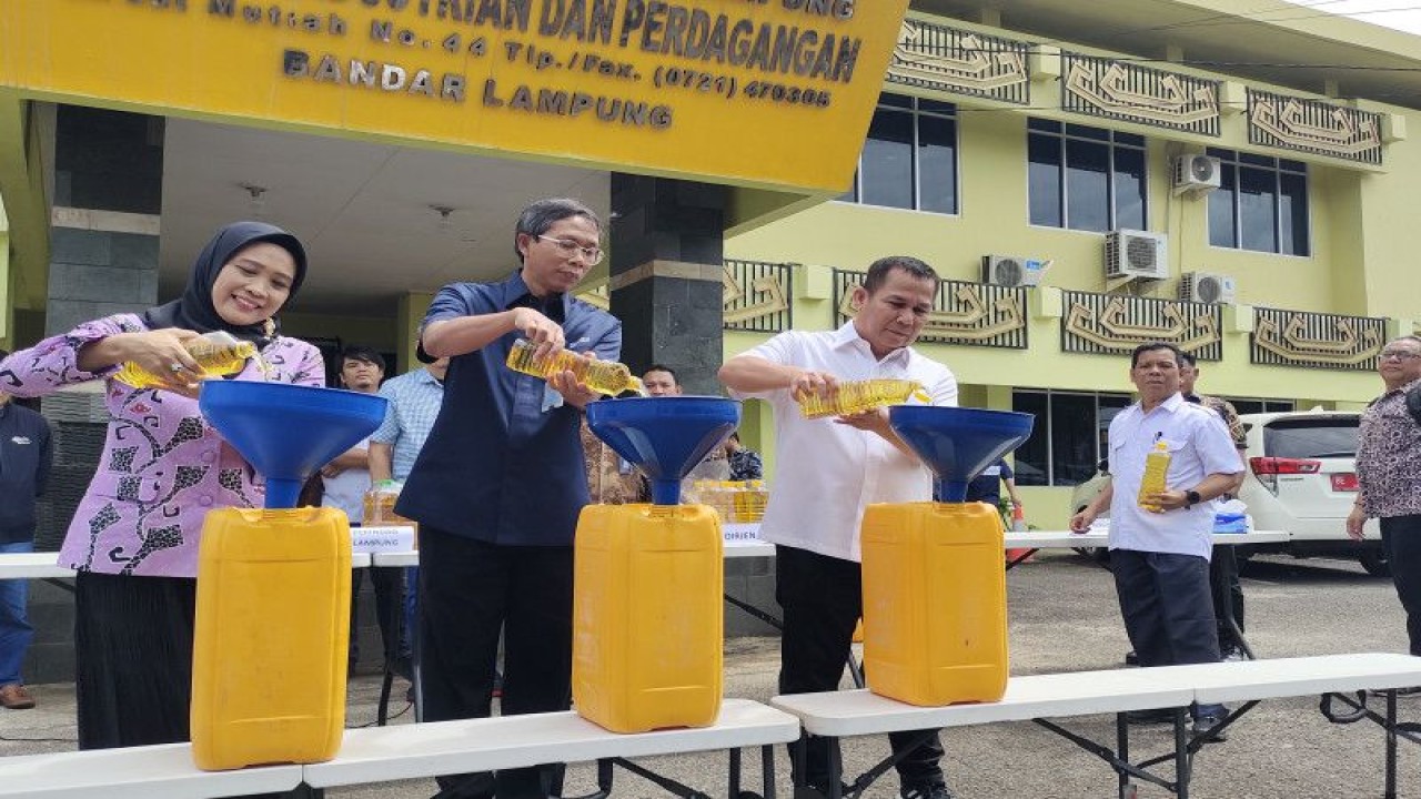 Penuangan minyak goreng curah yang dikemas dalam botol oleh Satgas Pangan Daerah bersama Kementerian Perdagangan, di Bandarlampung, Jumat (3/3/2023). ANTARA/Ruth Intan Sozometa Kanafi.