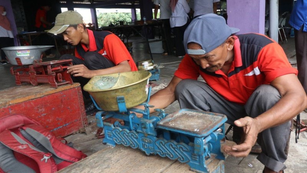 Petugas melakukan tera timbangan milik pedagang di pasar Bandar, Kota Kediri, Jawa Timur, Rabu (2/11/2022). Tera timbangan di pasar tradisional oleh petugas bidang Metrologi Dinas Perdagangan dan Perindustrian setempat tersebut guna melindungi konsumen agar mendapatkan hasil penimbangan yang sesui takaran. ANTARA FOTO/Prasetia Fauzani/aww