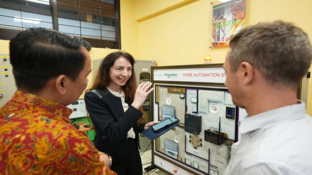 Kemendikbudristek bersama Kedutaan Prancis berkunjung ke Balai Besar Pengembangan Penjaminan Mutu Pendidikan Vokasi Bidang Mesin dan Teknik Industri di Cimahi, Jawa Barat, Jumat (24/3/2023). (ANTARA/HO-Kemendikbudristek)