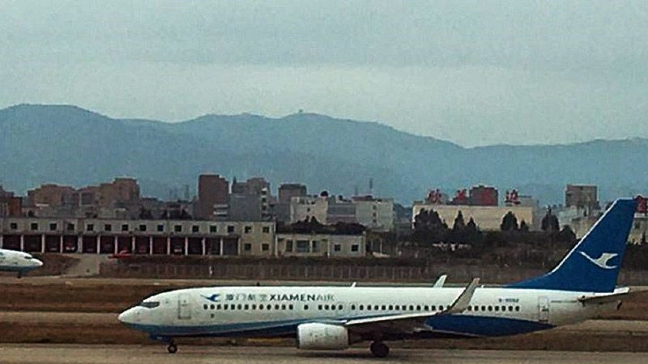 Arsip - Pesawat milik maskapai penerbangan Xiamen Airlines yang dikerahkan untuk membantu pemulangan warga negara China dari Afghanistan. ANTARA/M. Irfan Ilmie/am.