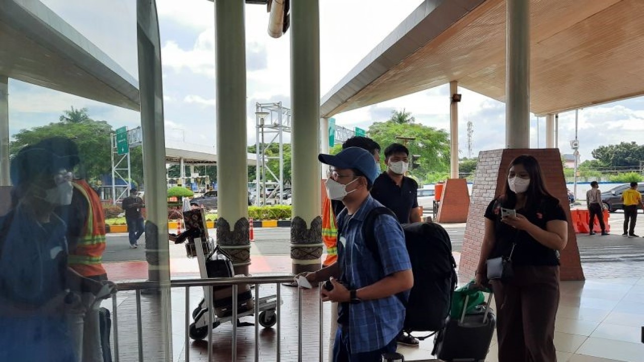 Ikustrasi - Sejumlah calon penumpang penerbangan membawa barang bawaanya di Terminal 2 Bandara Soetta. (ANTARA/Azmi)