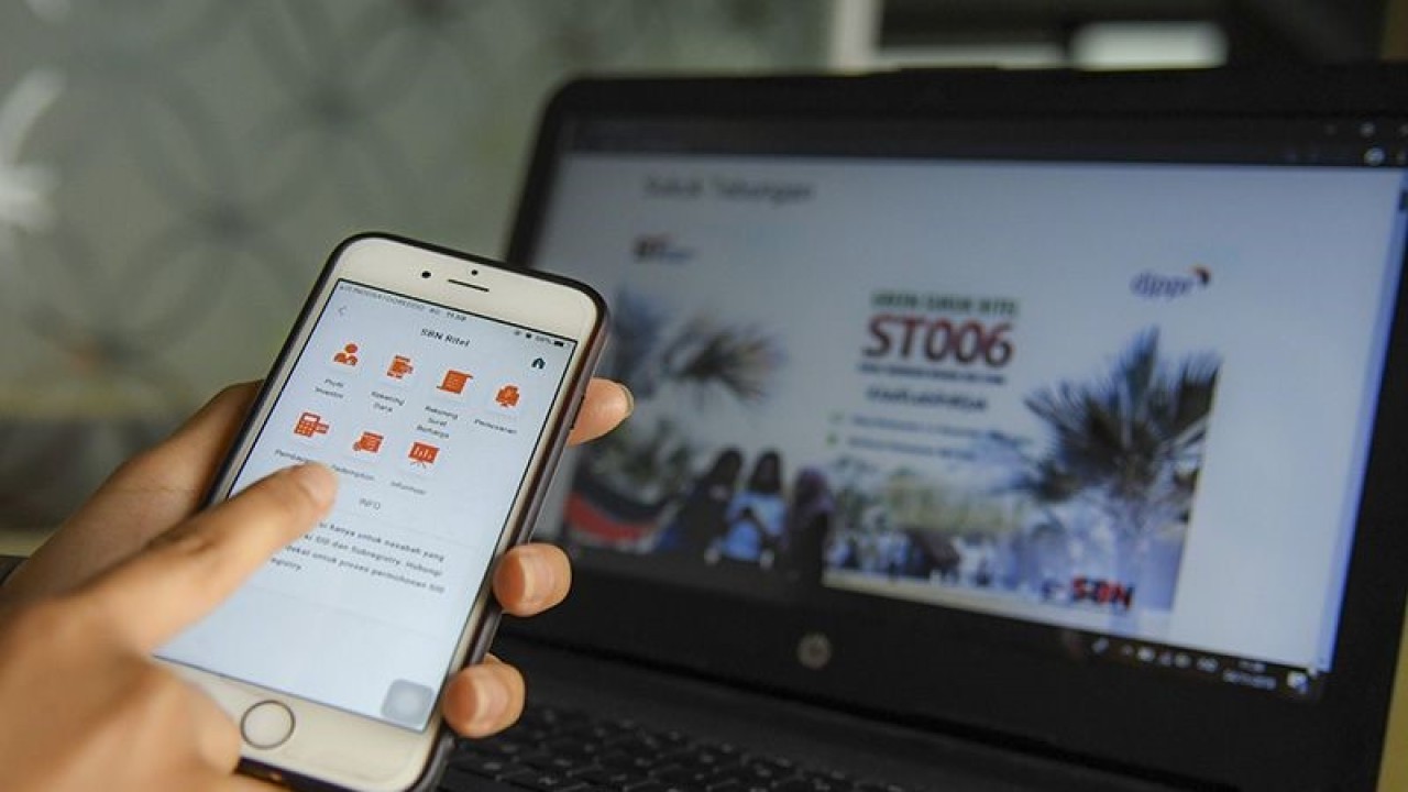 Ilustrasi - Nasabah membeli Sukuk Tabungan (ST) Seri ST006 di Jakarta. ANTARA FOTO/Nova Wahyudi/aww/aa. (ANTARA FOTO/NOVA WAHYUDI)