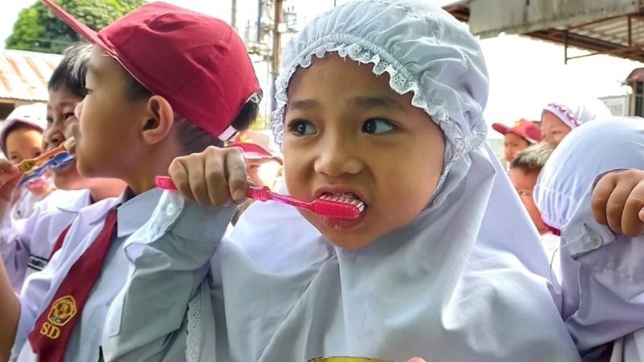 Ilustrasi: Murid Sekolah Dasar Muhammadiyah Sipirok, Kabupaten Tapanuli Selatan mencontohkan cara menjaga perilaku bersih hidup sehat, Kamis (10/11). (ANTARA/HO-dokumen pribadi)