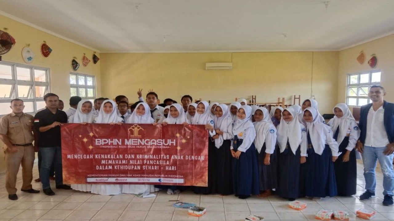Kanwil Kemenkum dan HAM Babel gandeng LBH Milenial jalankan program gerakan BPHN Mengasuh, Selasa (21/3) (ANTARA/Ahmadi)