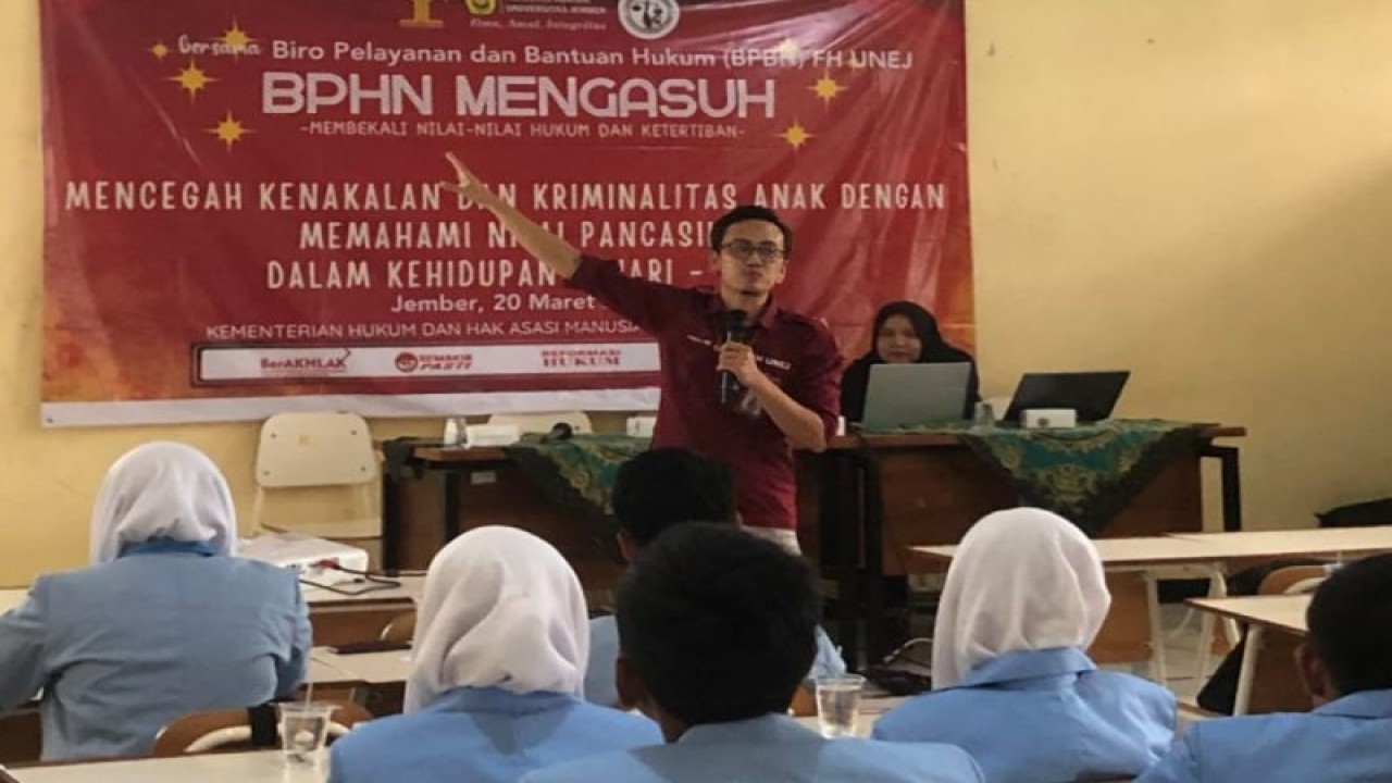 Tim Biro Pelayanan dan Bantuan Hukum Fakultas Hukum Unej memberikan sosialisasi nilai-nilai Pancasila dan membangun kesadaran hukum bagi siswa-siswi SMKN 7 Jember dalam program BPHN Mengasuh di Jember, Senin (20/3/2023). (ANTARA/HO-FH Unej)