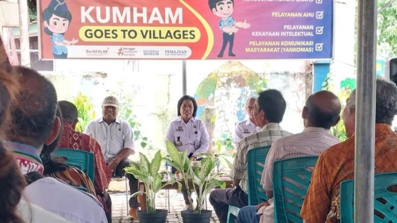 Kepala Kantor Wilayah Kementerian Hukum dan HAM Provinsi NTT Marciana Dominika Jone hadir serta memberikan sambutan dalam kegiatan penyluhan hukum keliling di Kantor Camat Oebobo, Kota Kupang, Rabu (8/3/2023). (ANTARA/Aloysius Lewokeda)