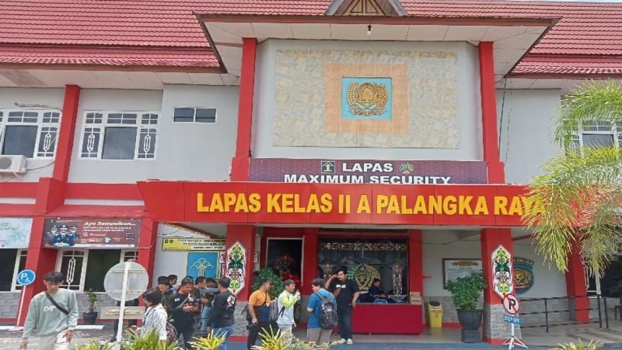 Kondisi Lapas Kelas IIA Palangka Raya, Kalimantan Tengah setelah empat napi melarikan diri dengan cara memanjat tembok penjara tersebut beberapa waktu lalu. ANTARA/Adi Wibowo