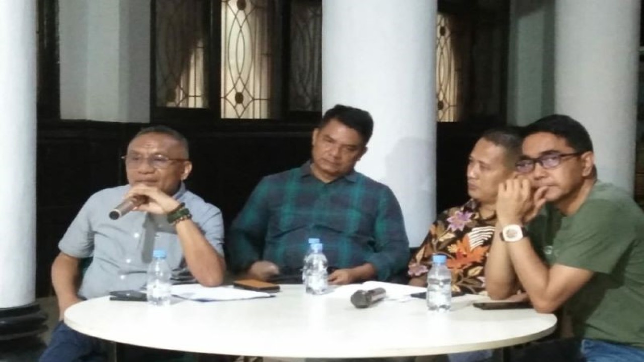 Kepala Kemenkumham Sultra Silvester Sili Laba (kiri) saat konferensi pers terkait pengawasan korporasi sesuai Peraturan Presiden Nomor 13 Tahun 2018 tentang Penerapan Prinsip mengenali Pemilik Manfaat dari Korporasi dalam rangka pemberantasan tindak pidana pencucian uang (TPPU) dan tindak pidana pendanaan terorisme (TPPT), di Kendari, Minggu (12/3/2023) malam (ANTARA/Harianto)