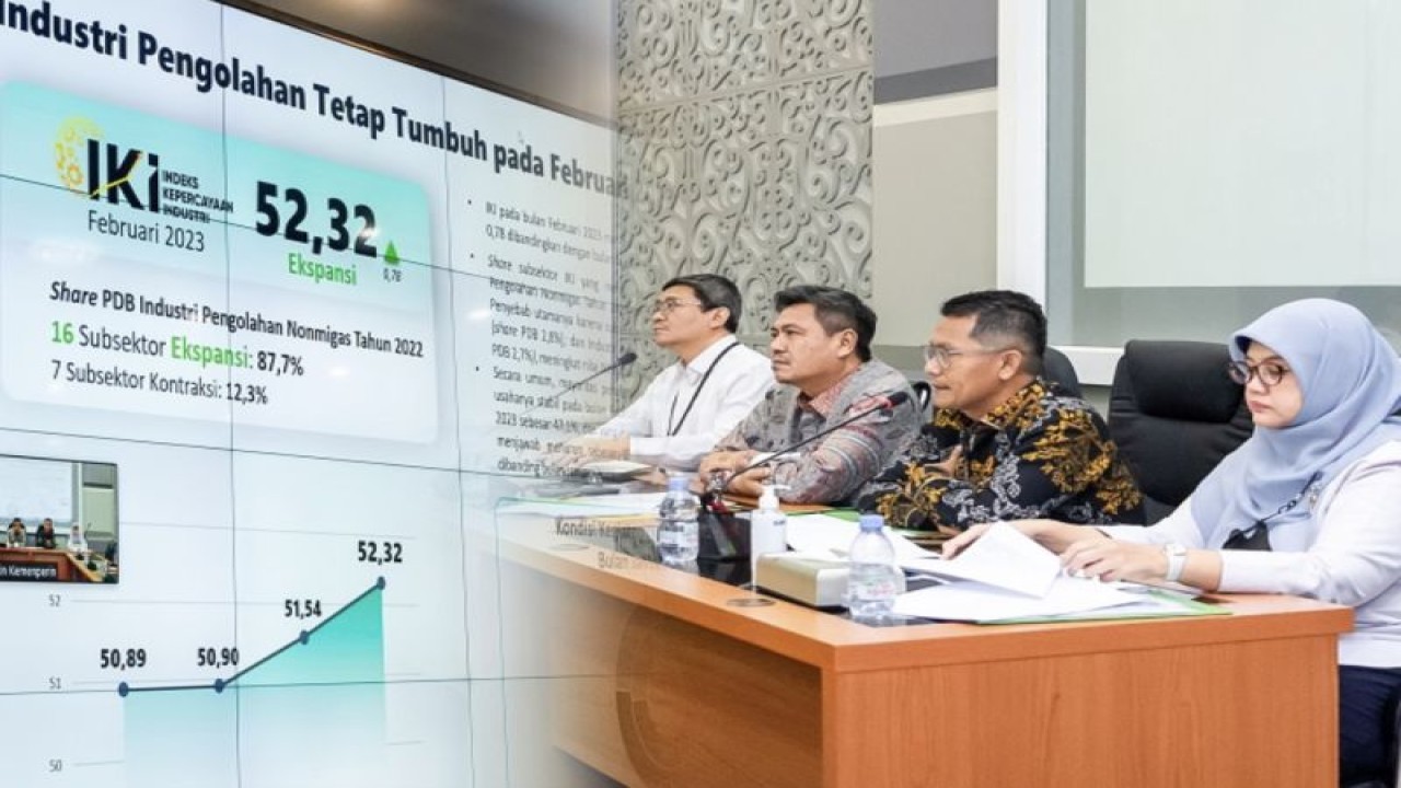 Juru Bicara Kemenperin Febri Hendri Antoni Arif (kanan) dan Direktur Jenderal Industri Agro Kementerian Perindustrian Putu Juli Ardika (kiri) dan merilis Indeks Kepercayaan Industri (IKI) pada bulan Februari di Jakarta, 28 Februari 2023. Febri menyampaikan angka IKI yang konsisten meningkat di empat bulan terakhir menandakan bahwa prospek industri pengolahan dalam negeri untuk tumbuh lebih baik pada 2023. (ANTARA/ HO Kementerian Perindustrian)