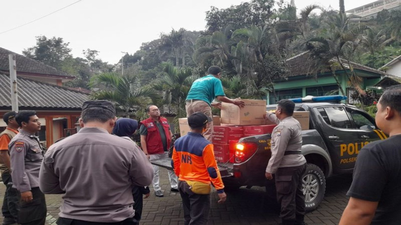 Bantuan dari Kementerian Sosial untuk korban bencana alam di Kabupaten Pasuruan, Provinsi Jawa Timur, didistribusikan pada Minggu (5/3/2023). (ANTARA/HO Kemensos)
