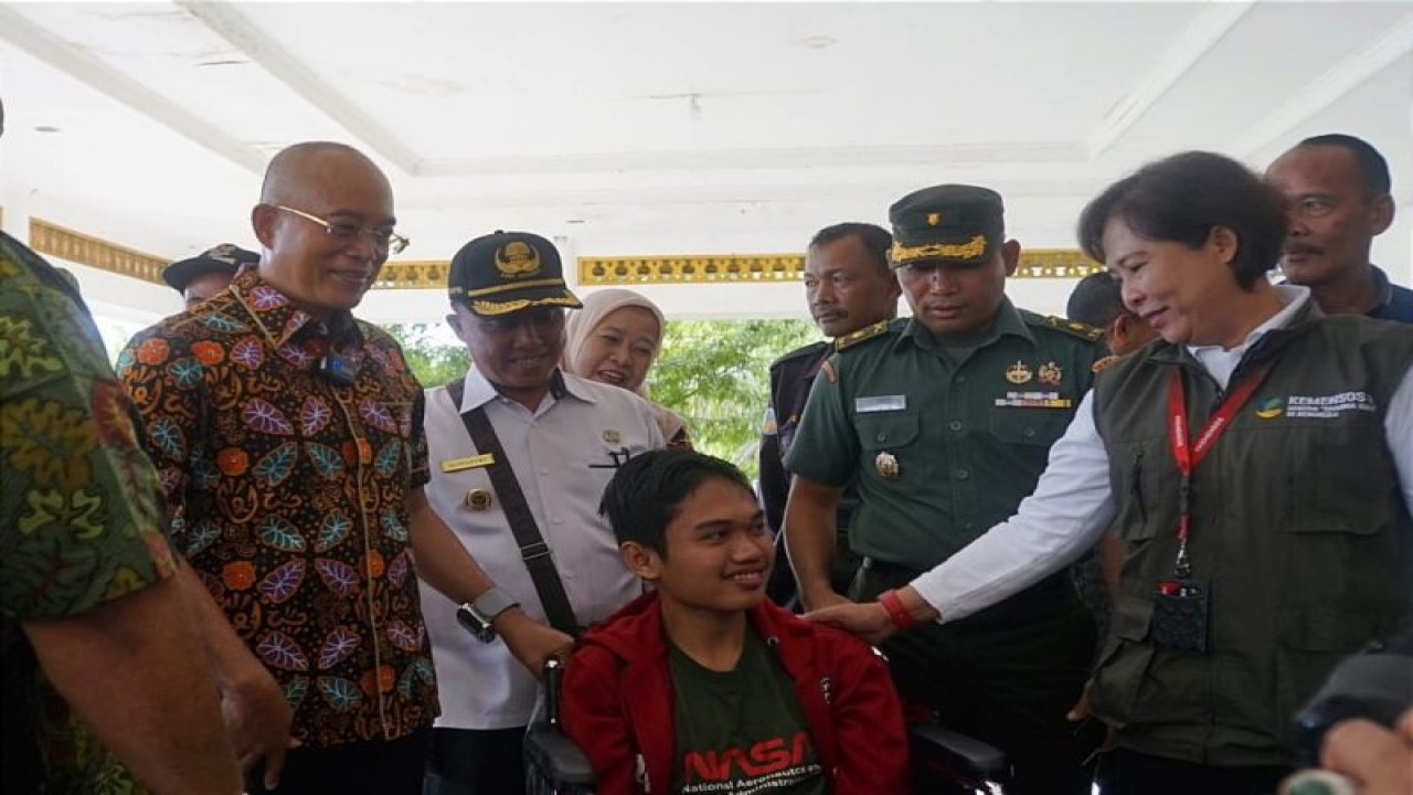 Kepala Sentra "Dharma Guna" di Bengkulu Syam Wuryani dan Bupati Bengkulu Selatan Gusnan Mulyadi saat pemberian bantuan ATENSI di di Kantor Bupati Bengkulu Selatan di Manna (30/3/2023). (ANTARA/HO-Kemensos)