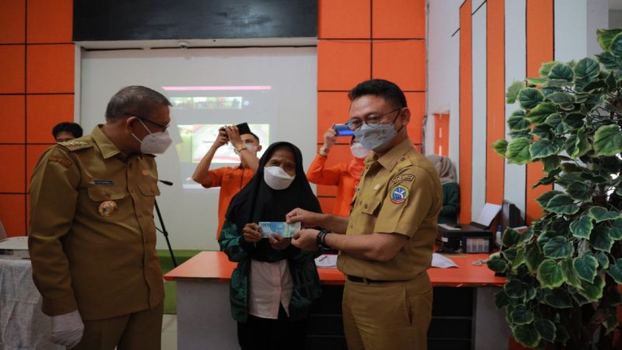 Ilustrasi - Wali Kota Pontianak, Edi Rusdi Kamtono saat menyerahkN secara simbolis BLT kepada PKH di Pontianak. ANTARA/HO-Dokumentasi pribadi