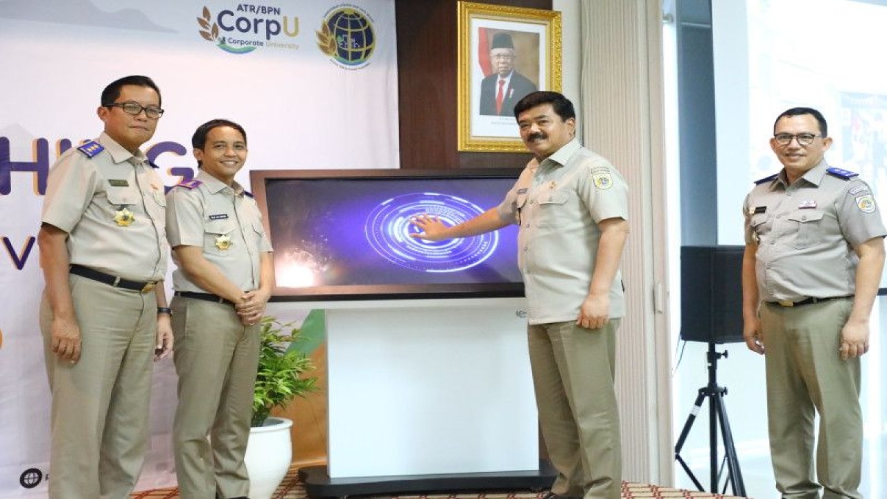 Menteri Agraria dan Tata Ruang/Badan Pertanahan Nasional (ATR/BPN) Hadi Tjahjanto saat peluncuran Corporate University (CorpU) di Bogor, Senin (6/3/2023). ANTARA/HO-Kementerian ATR/BPN.