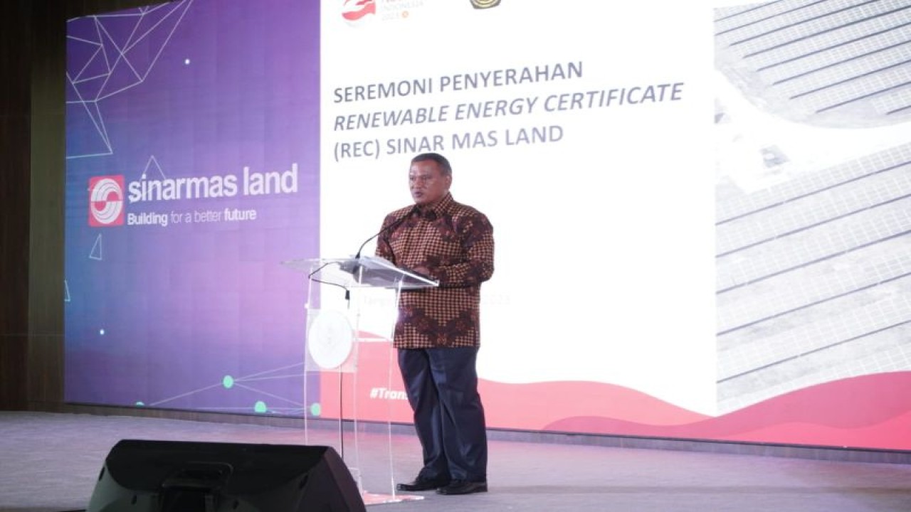 Ego Syahrial selaku Staf Khusus Menteri Energi Dan Sumber Daya Mineral Republik Indonesia, Bidang Strategi Pencapaian Transisi Energi memberikan sambutan dalam acara seremoni penyerahan Renewable Energy Certificate (REC) di Marketing Office Sinar Mas Land, BSD City. Foto Dokumen