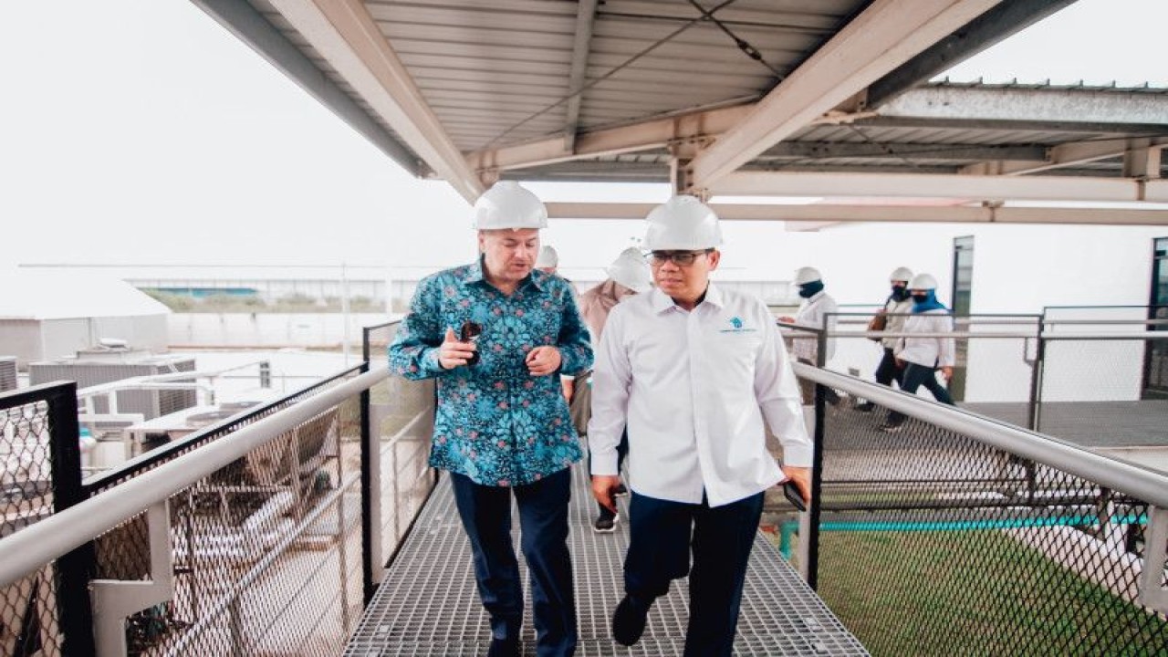 Deputi Bidang Promosi Penanaman Modal Kementerian Investasi/BKPM Nurul Ichwan (kanan) saat peresmian pabrik cat Mowilex di Cikande, Kabupaten Serang, Banten (Antara/HO/Mowilex)
