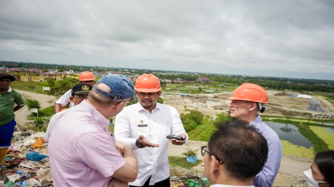 Wali Kota Medan Bobby Nasution (tengah) sedang berdiskusi dengan Dubes Belanda H.E. Lambert Grijns (kiri) di TPA Terjun, Medan, Sumut, Rabu (8/2/2023). (ANTARA/HO-Diskominfo Kota Medan)