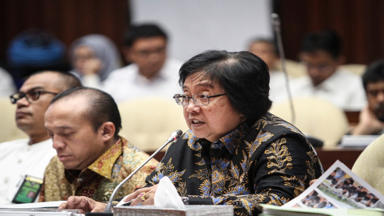 Ilustrasi: Menteri Lingkungan Hidup dan Kehutanan Siti Nurbaya Bakar (kanan) menyampaikan paparan pada rapat kerja dengan Komisi IV DPR di Kompleks Parlemen Senayan, Jakarta. (ANTARA FOTO/Dhemas Reviyanto)