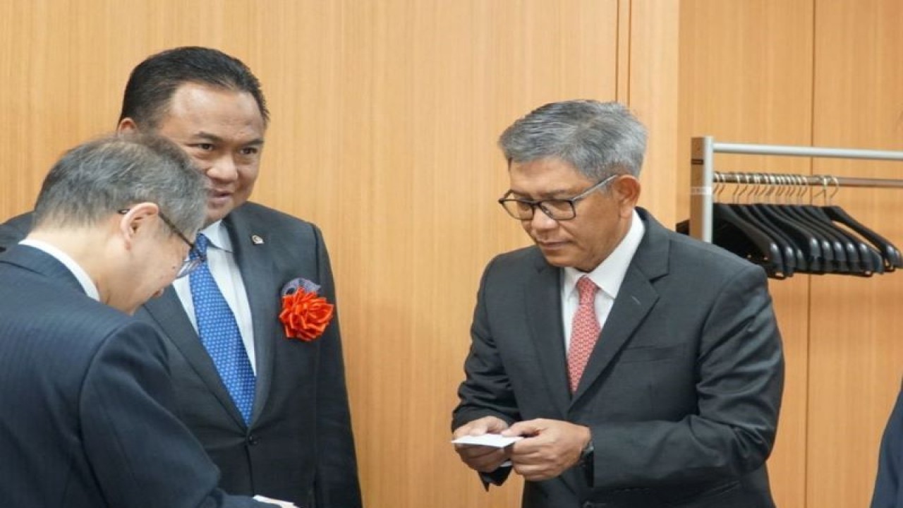 Ketua Satgas Pembangunan Infrastruktur IKN Kementerian PUPR Danis Hidayat Sumadilaga (kanan) didampingi Wakil Ketua DPR RI Rachmat Gobel (kiri) bertemu dengan investor Jepang. ANTARA/HO - Kementerian PUPR