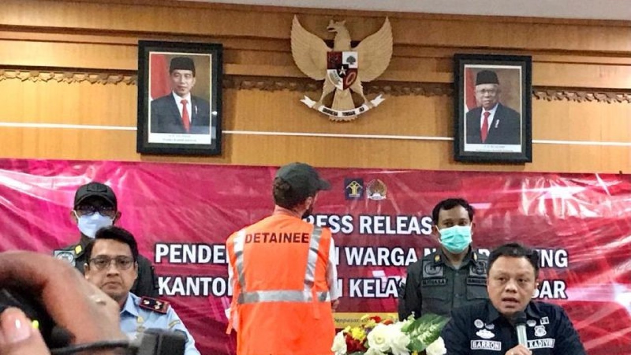 Kepala Divisi Keimigrasian Kantor Wilayah Kementerian Hukum dan HAM Bali Barron Ichsan (kanan) dan Kepala Kantor Imigrasi Kelas I TPI Denpasar Tedy Riyandi (kiri) menyampaikan keterangan kepada media terkait pendeportasian seorang warga negara Rusia berinisial SR (tengah) di Kantor Imigrasi Denpasar, Bali, Rabu (8/3/2023). ANTARA/Genta Tenri Mawangi