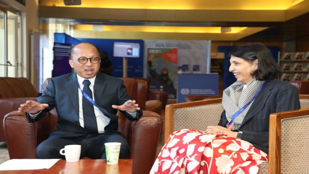 Sekretaris Jenderal Kemnaker Anwar Sanusi (kiri) melakukan pertemuan bilateral dengan Sekretaris Ketenagakerjaan, Kementerian Ketenagakerjaan India, Arti Ahuja di Jenewa, Rabu (22/3/2023). (ANTARA/HO-Kemenaker)