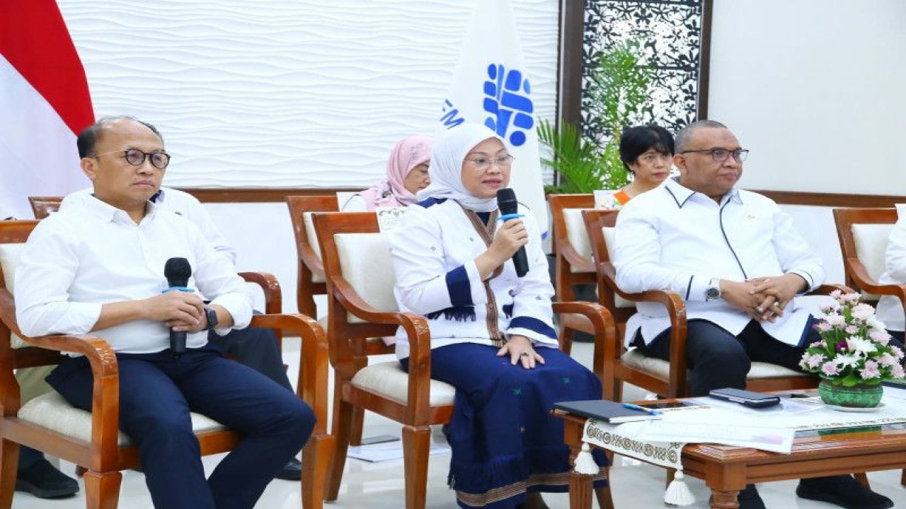 Menaker Ida Fauziyah (tengah) dalam konferensi pers sosialisasi kebijakan pembayaran Tunjangan Hari Raya (THR) Keagamaan Tahun 2023 di Jakarta, Selasa (28/3/2023). (ANTARA/HO-Kemnaker)