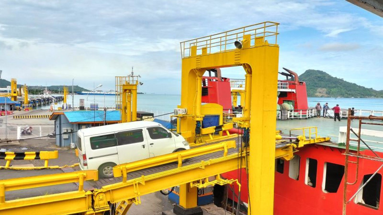 Beberapa kendaraan sedang masuk ke dalam kapal di Bakauheni, Lampung. ANTARA/Riadi Gunawan.
