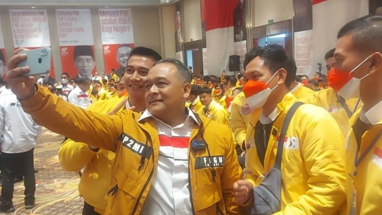 Kepala BP2MI Benny Rhamdani mengajak sejumlah Pekerja Migran Indonesia (PMI) berswafoto usai pelepasan 250 PMI G to G Korea Selatan dan 10 PMI program Triple Win ke Jerman, di hotel kawasan Kelapa Gading, Jakarta Utara, Senin (13/3/2023). ANTARA/Abdu Faisal.