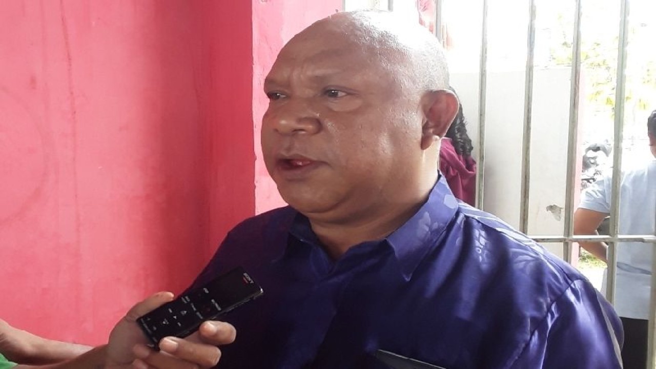 Kepala Dinas Kependudukan dan Pencatatan Sipil Biak Numfor Kalep Ampnir. ANTARA/Muhsidin
