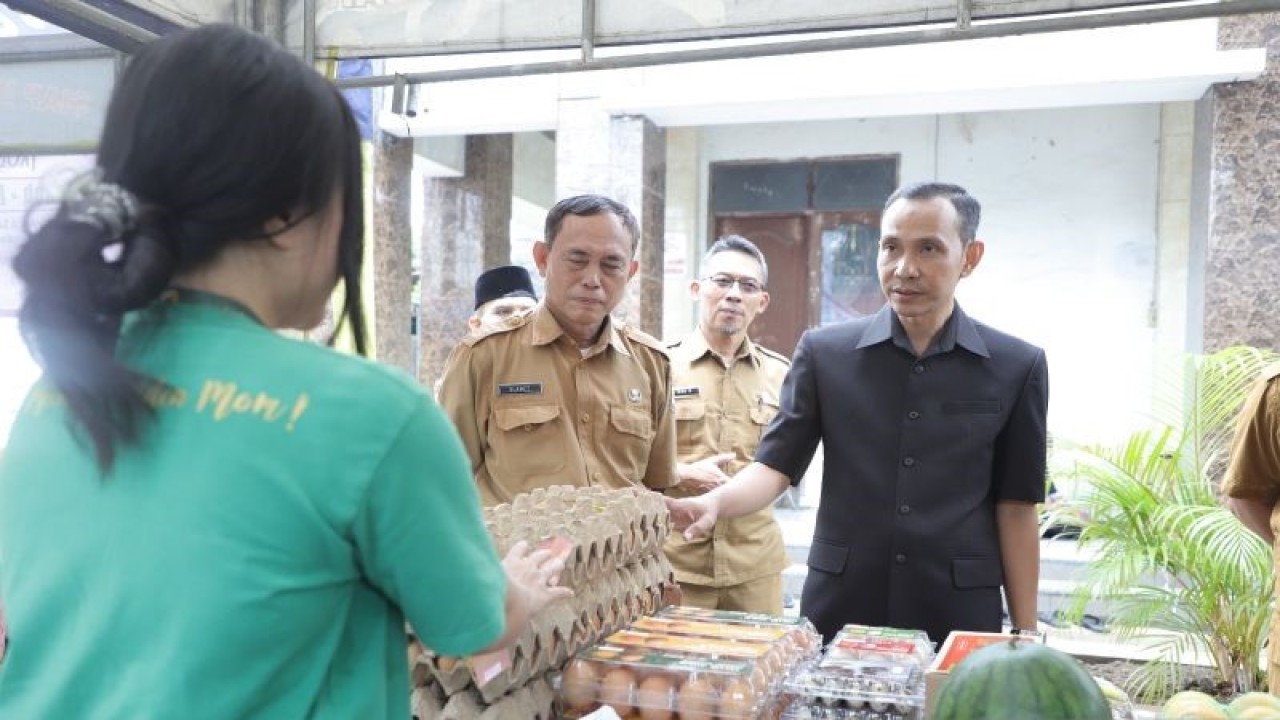 Kepala Dinas Ketahanan Pangan (DKP) Muhdoron (kanan) saat memantau kegiatan gelar pangan murah di wilayah kecamatan.