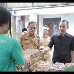 Kepala Dinas Ketahanan Pangan (DKP) Muhdoron (kanan) saat memantau kegiatan gelar pangan murah di wilayah kecamatan.-1679993367