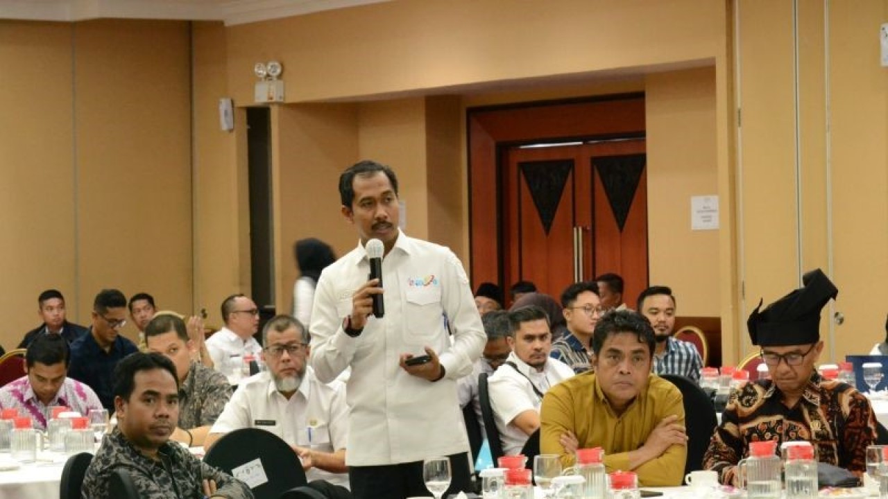 Kepala Dinas Perdagangan dan Perindustrian Kepri Aries Fhariandi (pegang mikrofon). ANTARA/Nikolas Panama