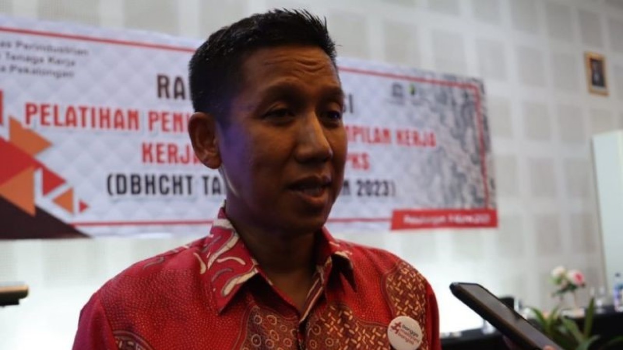 Kepala Dinas Perindustrian dan Tenaga Kerja Kota Pekalongan Sri Budi Santosa. (ANTARA/Kutnadi)